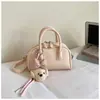 Bolsa de boliche rosa claro estilo doce para mulheres, nova bolsa de mão texturizada de nicho para o verão de 2026, bolsa de corrente para o trabalho