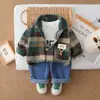 Conjunto de Primavera y Otoño para Niños 2025 Nuevo Estilo Moda para Bebés Camisa a Cuadros con Colgante de Oso Conjunto de Tres Piezas para Bebés y Niños Ropa Casual