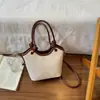 2026 Nuevo Bolso Cubo de Bloques de Color Retro para Mujer Bolso de Hombro Cruzado Versátil de Gama Alta Diseño de Nicho Piel Suave