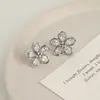 Brinco de clipe de flor de diamante cintilante requintado, elegante e luxuoso, com um toque de alta qualidade, pétalas ocas cravejadas de diamantes, brincos de clipe de osso da orelha sem furo para mulheres