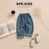 Conjunto de Tres Piezas con Capucha de Bloques de Color para Niños para Primavera y Otoño: Conjunto Casual a Rayas con Chaqueta, Camisa Estampada y Jeans para Niños Pequeños
