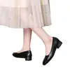Sapatos femininos populares, sapatos de couro macio de corte baixo, novo estilo retrô de outono 2026, bico quadrado, sapatos de couro confortáveis de sola macia e plana para mães