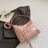 Bolso de axila de gran capacidad estilo coreano para mujer, bolso de trabajo, nuevo modelo primavera 2026, bolso tipo cubo biker con tachuelas, bolso cruzado