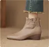 Botas de tornozelo femininas com salto plataforma, nova moda outono/inverno 2026, botas casuais versáteis de algodão, estilo retrô confortável, forradas com fleece para aquecimento, botas estilo Martin