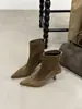 Novas botas de tornozelo de camurça para o outono e inverno de 2025, design moderno e minimalista, saltos finos, elegantes e versáteis, botas que afinam