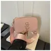Design de letras estilo coreano, minimalista, nova coleção feminina 2026, bolsa de mão simples e moderna com alça larga, bolsa de ombro e bolsa quadrada pequena