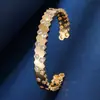 Pulsera abierta de doble cara con incrustaciones de circonia en panal transfronteriza, moderna y única, con un toque de alta gama, adecuada para banquetes, uso diario y regalos
