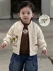 Conjunto Elegante de Três Peças com Jaqueta Acolchoada de Algodão para Bebês Meninos Jaqueta Bordada Camada Base Ovelhinha Jeans Infantil Conjunto Outono/Inverno