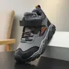 Novos tênis esportivos infantis de outono e inverno, forrados com fleece e espessados para aquecimento, sapatos de algodão de tamanho grande para uso externo, sapatos casuais antiderrapantes para crianças mais velhas, transfronteiriços