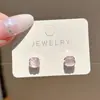 Brincos de estilo vintage de luxo leve para mulheres, brincos de tarraxa populares e requintados coreanos que fazem o rosto parecer menor, novos ear cuffs e acessórios de nicho 2026
