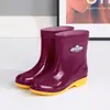 Botas de lluvia para mujer hasta la pantorrilla, forradas de felpa y engrosadas para abrigar, zapatos de goma antideslizantes, botas de lluvia de nuevo estilo, zapatos impermeables para días lluviosos