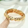 Pulseiras Europeias e Americanas Transfronteiriças, Design de Liga de Zinco Galvanizado Brilhante de Luxo Leve e de Alta Qualidade para Mulheres, Mãos Onduladas Geométricas Plissadas