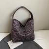Bolsa Retro Fosca Feminina Grande Capacidade Outono 2025 Nova Bolsa de Ombro Simples Bolsa de Balde Popular da Sogra Este Ano