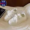 Tênis femininos de sola grossa estilo coreano, novos sapatos brancos da primavera de 2026, mocassins estudantis modernos e versáteis