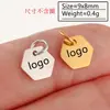 Colgantes pequeños de acero inoxidable pulido en stock con las formas de corazón, hexágono, óvalo y rectángulo con logotipo y texto grabados con láser