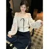 Foto real de blusa feminina de chiffon com estampa de bolinhas, ombro a ombro, manga longa, design de outono, corte justo, acinturada, top ombro a ombro, outono 18109