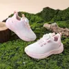 Sapatos Infantis com Fivela Rotativa Primavera e Outono Novo Estilo Tênis para Meninos Malha Respirável Tênis de Corrida para Meninas Sapatos Esportivos para Crianças Médias e Grandes