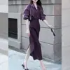 En Primavera, un Conjunto Completo de Ropa Profesional para Mujer con un Look Inteligente y Elegante Incluye una Blusa Morada y una Falda, Creando un Conjunto de Dos Piezas que es a la Vez Puro y Maduro