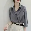 Camisa feminina de manga longa, caimento solto, cor cinza escuro, adequada para negócios, trabalho e deslocamento, com um estilo sofisticado e elegante.