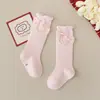Meias com laço e pingente de pérola para meninas, novo estilo, algodão penteado Classe A, comprimento médio, adequadas para todas as estações, meias de bebê para combinar com vestidos