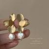 Aretes Retro Franceses de Metal Pétalo Perla Diseño Nicho de Alta Gama Clip para Oreja Elegante Estilo Frío Aretes de Tuerca