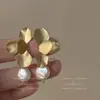 Pendientes de perla con pétalos de metal, sensación de alta gama para otoño e invierno, diseño de nicho retro francés, pendientes de temperamento suave, viento frío