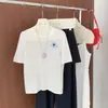 Camiseta de punto de algodón para mujer con cuello redondo, manga corta y diseño floral en el pecho, transpirable y ligera para el uso diario en capas