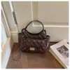 Bolsa pequena com bordado em padrão diamante para mulheres 2026 novo estilo moderna versátil bolsa transversal com corrente bolsa de ombro única retrô outono e inverno