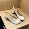 Sapatos de salto fechados estilo francês com tira no calcanhar, apresentando um salto grosso para altura adicional, um design suave e minimalista, perfeitos para o uso diário e um look chique e elegante para mulheres