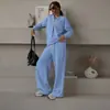 La nueva colección de otoño de Amazon presenta un conjunto de dos piezas sencillo de color liso para mujer.: un top holgado de manga larga combinado con pantalones largos