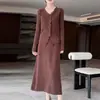 Conjunto Cardigã de Lã com Gola V Novo Outono/Inverno 2026 para Mulheres, Conjunto de Duas Peças com Saia Longa de Tricô 100% Lã Pura