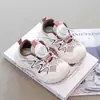 Zapatos deportivos para niños 2025 otoño versátiles moda transpirables zapatillas para correr estudiante suela blanda hebilla giratoria antideslizantes zapatos casuales