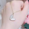 [Acero de Titanio con Baño de Oro Real] Collar con Colgante de Cadena para Clavícula con Forma de Corazón Microincrustado de Diamantes y Placa Curva