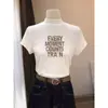 Camiseta de manga corta para mujer con hombros de ajuste regular, cuello semi-alto, algodón puro, color café, diseño moderno y versátil, adecuada como capa base para otoño