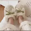 Pantuflas de algodón de invierno para mujer, versión estudiantil, con lazo, suela gruesa, antideslizantes, cálidas, adecuadas para el hogar y uso casual, pantuflas familiares versátiles para mujer