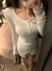 Camiseta de Manga Larga con Cuello U Estilo Deseo Puro para Mujer Invierno Chic de Un Solo Botón Ajustada Top Irregular