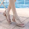 Sandalias de chancla de tacón grueso de moda para mujer, nueva versión coreana de verano 2026, estilo de hada, sandalias romanas versátiles de suela plana con pedrería
