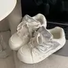 Primavera de 2026 Novos Sapatos Redondos Fofos Mostrando os Pés Pequenos para Mulheres Superfície de Couro Sapatos Brancos Sapatos de Fundo Plano Sapatos Retro de Pão Mulheres