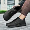 Sapatos de trabalho pretos para chef, com biqueira larga e forma larga, impermeáveis, resistentes a óleo e antiderrapantes, projetados para conforto e durabilidade na cozinha, adequados para longos períodos em pé, e também servindo como calçados casuais e de segurança para o trabalho