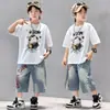 Conjunto de Verão com Manga Curta para Meninos 2026 Novo Estilo Crianças Médias e Grandes Verão Menino Listrado Manga Curta Shorts Jeans Infantil Tendência
