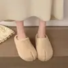 Pantuflas retro minimalistas de piel de cerdo con separación de dedos para mujer, colección otoño/invierno 2026, con forro de felpa, lana de cordero, suela plana, fáciles de poner y con diseño de punta cerrada con ribete mullido