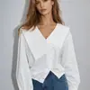 Camisa blanca minimalista asimétrica de cuello en V para mujer con diseño de cuello grande irregular, única y elegante, top corto que ciñe la cintura