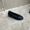 Versão em pele de ovelha~Sapatos baixos franceses de bico redondo com laço 2026 novo estilo sapatos rasos para mulheres, sapatos pretos de trabalho com sola macia