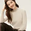 Suéter 100% cashmere puro para mulheres, com gola alta discreta, corte solto e efeito emagrecedor, perfeito como peça intermediária ou base para o outono e inverno.