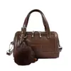 Nova bolsa Boston retrô 2026, uma bolsa transversal e de mão estilosa para mulheres, com um chaveiro de pompom de pelúcia e um design único e de nicho