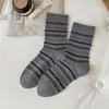 Meias listradas color-block para outono e inverno, meias versáteis de cano médio, sem costura, modernas e anti-pilling, com estilo preppy e feitas de algodão