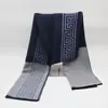 Bufanda de cachemira azul de punto medio con borlas lisas a cuadros literarios de otoño e invierno al por mayor, costura fresca simple para hombre