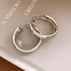 Pendientes de Aro Redondos con Patrón de Aguja de Plata Transfronterizos Europeos y Americanos Pendientes de Estilo Francés de Lujo Ligero Pendientes de Diseño de Nicho Accesorios de Pendientes Simples Venta al por Mayor