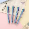 Bolígrafo de dibujos animados creativos lindos japonés y coreano multicolor para estudiantes Presionar color Bolígrafo de aceite personalizado Papelería Bolígrafo de 6 colores