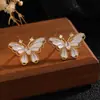Pendientes dulces, frescos, a la moda, de alta gama con un diseño moderno, elegante y sofisticado que presenta un elegante lazo danzante